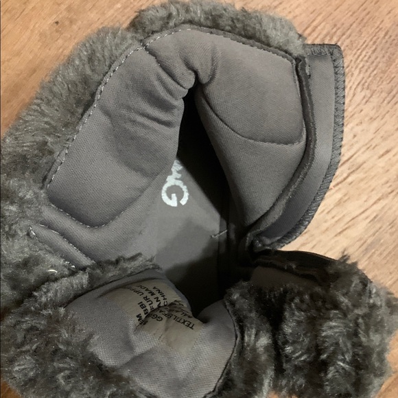 Guess faux fur sneaker/boot…. Sneaker is grayish in color… size 8.5 - Picture 9 of 10